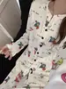 Pijama de Veludo Desenho Animado Menina Fofa Shin-Chan para Mulheres, Novo Conjunto Casual de Loungewear para Primavera e Outono Que Pode Ser Usado Fora