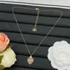 25P Novo Estilo Colar de Coração Rosa de Resina Inspirado em Chanel para Mulheres, Colar de Coração Pêssego Duplo C de Luxo de Alta Qualidade Atacado