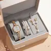 Reloj de Mujer Dorado Cuadrado Esfera Pequeña Collar de Perlas de Agua Dulce Natural Pendientes Pulsera Set de Caja de Regalo Retro Lujo Ligero