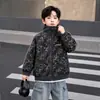 Jaqueta estampada de leopardo para meninos, novo estilo outono/primavera 2026, para crianças mais velhas, com gola alta e zíper, um design moderno e descolado inspirado em roupas de trabalho
