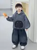 Conjunto de Sudadera con Capucha Rayada de Terciopelo Plus para Niños Otoño e Invierno 2026 Nuevo Elegante Jeans Gruesos para Bebé