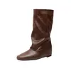 Nuevas Botas de Caballero Otoño/Invierno 2026 con Aumento Interno de Altura de 5 cm ~ Botas de Moda de Caña Media con Puntas Cuadradas, Ajuste Holgado y Plisados