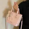 Bolso pequeño súper popular para el trabajo, bolso de hombro tejido para mujer nuevo de verano 2026, bolso cruzado tipo cubo para ir al trabajo