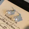 Brincos Pingente em Forma de C com Zircônia Pérola Agulha de Prata Outono e Inverno Retro Simples Elegantes Brincos de Nicho High-End para Mulheres