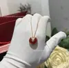 Colar Amuletos V-Gold de Alta Qualidade Banhado a Ouro Rosé 18K, Madrepérola Branca, Pingente de Ágata Vermelha, Corrente para Clavícula com Fecho de Segurança