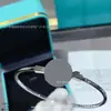 Pulseira T dupla de alta qualidade para mulheres, totalmente cravejada com diamantes, feita de madrepérola branca natural, superfície lisa, acabamento de precisão CNC, luxo leve, versátil, disponível para atacado de transmissões ao vivo