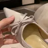 Versão em Pele de Ovelha do Mesmo Estilo, Saltos Agulha, Laço de Seda e Cetim, Bico Fino, Sapatos com Costas Vazadas, Sandálias Femininas, Novo Estilo Primavera e Verão