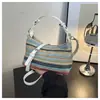 Bolsa Pequena de Palha Tecida de Designer para Mulheres 2025 Novo Estilo Bolsa Transversal Tecida de Férias Moda Versátil Balde de Praia Bolsa de Ombro