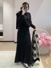 Elegante Conjunto Estilo Francês para Mulheres, Novo Design Primavera 2026, Suéter de Um Ombro + Saia Longa de Tricô Conjunto de Duas Peças