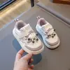 Novos Sapatos de Bebê e Criança Pequena para a Primavera de 2025 Estilo Coreano Sapatos Casuais de Solado Macio para Meninos Tênis da Moda Tendência para Crianças Pequenas
