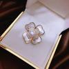 Broche Ins Pequena Pérola Fragrante Camada Dupla Flor de Quatro Folhas Concha para Mulheres Fofo Fivela Anti-Exposição Flor Fivela Lenço de Seda Doce