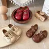 Zapatos Pequeños de Cuero para Niñas 2026 Otoño Nuevo Estilo Mocasines de Suela Suave para Niños Pequeños, Zapatos Planos de Moda con Moño para Bebés Niñas