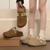 Mules casuais e estilosos de outono, sem cadarço, com bico fechado, sola grossa e aumento interno de altura, novo modelo 2026 para mulheres usarem na rua.