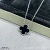 Colar de Trevo de Quatro Folhas para Mulheres, Espessamente Banhado a Ouro Rosa 18K, Não Desbota, Luxo Leve, Nicho, Versátil, Sensação de Alto Padrão, Corrente para Clavícula de Madrepérola