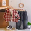 Conjunto de Roupa de Primavera para Meninos 2026 Novo Conjunto de Roupas Infantis Estiloso, Conjunto de Três Peças com Camisa Xadrez Tendência para Bebês e Crianças Pequenas