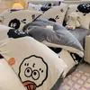 Conjunto de cama de quatro peças genuíno, espesso e confortável para o inverno, apresentando um esquema de cores cremoso e tecido macio de veludo de bebê; também disponível como um conjunto de três peças em fleece de coral