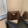 2026 Nova Bolsa Grande Acolchoada com Corrente Estilo Coreano Retro Diamante Texturizada para Mulheres para o Trabalho Ombro Único Transversal Bolsa de Mão Tendência
