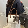 2026 Bolsa de Mão Tote Elegante de Novo Estilo, Grande Capacidade, Decoração de Lenço de Seda com Padrão de Pele de Cobra Simples, Bolsa de Ombro Único Transversal