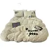 Juego de cuatro piezas de toalla de dormir de dibujos animados color nude estilo INS bordado, juego de tres piezas de algodón puro bordado fresco y lindo para estudiantes, funda de edredón de gasa de doble capa