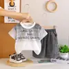 Conjunto de Verão para Meninos 2026 Novo Estilo Bebê Crianças Elegante Gola Redonda Manga Curta Shorts Conjunto de Duas Peças Roupas Casuais para Bebês