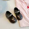 Sapatos infantis estilo coreano 2026 outono novo modelo sapatos infantis de couro com velcro, sapatos de menina de sola macia retrô, sapatos de camurça rasos torcidos