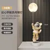 Ornamento de Mesa ou Chão de Astronauta para Sala de Estar Decoração de Casa Gabinete de TV Entrada Luz Luxo Casa Nova Espaço Resina
