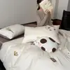 Bordado em Toalha Algodão de Fibra Longa Acetinado 100S Conjunto de Roupa de Cama de Quatro Peças 100% Algodão Capa de Edredom 100% Algodão Lençol Universal para Todas as Estações Estilo com Elástico