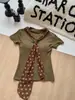 5250 # Camiseta de manga corta con cuello en V para mujer, verano, corte ajustado, de longitud corta, con un diseño elegante y detalle de lazo, perfecta como capa base
