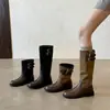 Atuendo de blogger: Botas de caballero de cuero con doble hebilla, colección de invierno 2026, tacón bajo grueso, punta redonda, cuero genuino, diseño color block, botas altas largas para mujer