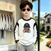 Camiseta raglan de algodão puro para meninos, manga longa, novo estilo primavera/outono com estampa color-block, moderna e única, adequada para crianças de tamanho médio e grande como camada base