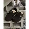 Outono/Inverno 2026 Novo Estilo Cor Pato Pelúcia Costas Abertas Meia-Pantufa Feminina Couro Fosco Retrô Roupa de Fora para Pessoa Preguiçosa