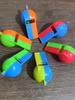 Novo apito de brinquedo de plástico de futebol de duas cores, apito de brinquedo de atividade, apito de resgate, fábrica de atacado