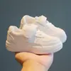 Sapatos Brancos Infantis 2026 Primavera e Outono Tênis para Meninas Tênis Casuais para Meninos Sapatos de Bebê com Solado Macio Peça Única Dropshipping