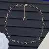Collar de Letras de Lujo Ligero Nuevo Estilo Transfronterizo Europeo y Americano 2025 con Logo e Incrustaciones de Diamante para Mujer, Venta al por Mayor de Collares de Gama Alta