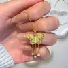 Collar de mariposa para mujer, con un diseño suave y sanador, con un colgante morado brillante, una delicada cadena de mariposa para la clavícula y un collar versátil que complementa cualquier atuendo.