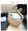 Bolsa cruzada UJIA al por mayor mismo estilo todo a juego bolsa tipo empanada Viaje 2024 primavera nuevo bolso de hombro con relleno de seda