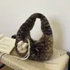 Bolsa tote de pelúcia nova para o outono 2026, uma bolsa de mão elegante e versátil para mulheres, perfeita para o uso diário