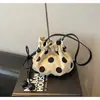 Bolsa de mano/hombro grande de lunares simple, casual y versátil para la temporada Primavera/Verano 2026, Bolso tote tipo cubo de gran capacidad