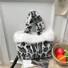 Moda Transfronteriza Nicho Bolso de Felpa con Estampado de Leopardo Bolso Casual para Mujer Bolso de Mano de Alta Gama para Viajes Estilo Occidental Bolso de Axila