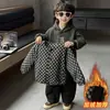Ropa de Invierno para Niños Conjunto de Tres Piezas a Cuadros Engrosado Estilo Coreano Mono Infantil de Felpa Conjunto Guapo Ropa Elegante para Bebé Comercio Exterior