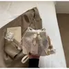 Bolso Cubo de Nuevo Diseño de Nicho 2026 para Mujer, Bolso Cruzado de Moda con Bloques de Color y Cierre de Cordón con Lindo Colgante de Pompón, Sensación de Alta Gama