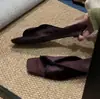 Primer Encuentro Temporada Terciopelo Plisado de Una Tira Punta Cuadrada Sandalias de Cuña Deslizantes para Mujer Estilo Francés de Lujo Ligero Retro Zapatillas de Exterior con Temperamento