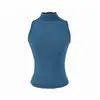 Este conjunto elegante e sedutor apresenta um design que abraça o corpo, acentuando suas curvas.. É um conjunto de três peças para mulheres, perfeito para o outono, composto por um top de tricô com gola alta parcial, uma saia de comprimento médio e um cardigã.