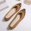 Zapatos planos casuales de flyknit talla grande para exportación, nueva colección de verano 2026, estampado de leopardo, zapatos sexy para mujer, planos sin cordones de punta baja