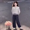 Conjunto de Roupa Estilo College 2026 Primavera e Outono Novo Design Camisa de Boneca para Meninas Moletom de Manga Longa com Calça Casual de Pernas Largas