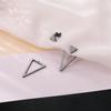 Europa y Estados Unidos aretes de tuerca triangulares dobles huecos con diseño creativo de personalidad y baño de latón dorado real caliente transfronterizo