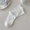 Calcetines de confinamiento para mujer de primavera y verano anti-pilling de color sólido sin costuras con rizo de rayas verticales, calcetines de tubo suelto de algodón fino transpirable apilados