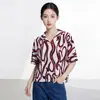 Blusa de Lapela Manga Curta Estilo Miyake para Mulheres, Nova Coleção Verão 2026, Estampa Listrada, Solta, Emagrecedora, Versátil, Camiseta para o Dia a Dia