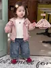 Nuevo Conjunto de Otoño para Niñas 2026: Conjunto Tres Piezas Dulce de Chaqueta, Camiseta Básica y Jeans para Bebés Niñas