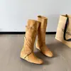 Botas Ocidentais de Cowboy com Salto Interno Estilo Coreano Bico Redondo Fivela para Mulheres Outono 2025 Nova Bota Macia Franzida Slim de Cano Médio